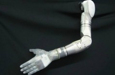 Cientistas criam prótese de mão que restaura sensação de toque