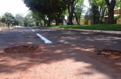 Faixas de trânsito foram pintadas até mesmo dentro de buracos em rua que segue sem ser recuperada pela Prefeit... (João Pires/Reprodução Facebook)
