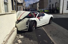 A Ferrari destruída pelo britânico recém-casado (Reprodução/Twitter(Lancs Road Police))