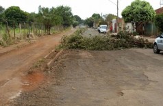 Via Parque é bloqueada por moradores da Vila Cachoeirinha, em Dourados ((Foto: Divulgação 94 FM))
