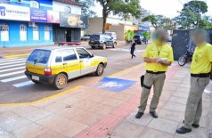 Em 2014 o repórter fotográfico Eliel Oliveira flagrou um veículo oficial estacionado sobre a faixa se pedestre... (Eliel Oliveira/Reprodução Facebook)