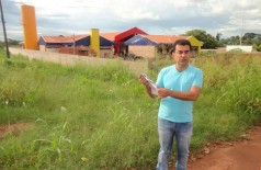 Vereador mostra a realidade de obra de Ceim no Parque do Lago, que está abandonada. ((Foto: Divulgação))