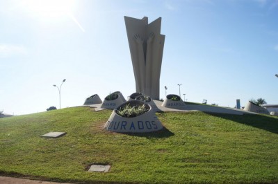 Monumento ao Colono homenageia pioneiros que ajudaram a construir toda a Grande Dourados, terra em que se passa a história narrada por Mazé (Foto: André Bento)