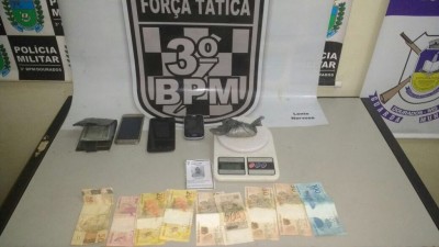 Drogas e objetos foram apreendidas na casa pela Polícia Militar (Foto: Divulgação/PM)