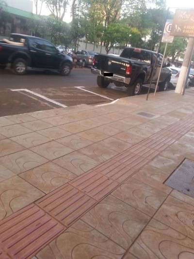 Caminhonete em vaga para deficientes físicos não tinha identificação para estacionar ali, segundo leitor (Foto: 94FM)