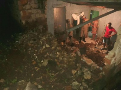 Deslizamento de terra atinge casa com três pessoas em cidade de MS (Foto: reprodução/Midiamax)