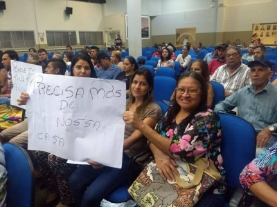 Grupo de contemplados para o Ildefonso Pedroso protestou pelos apartamentos na Câmara de Vereadores (Foto: Thiago Wesley/94FM)