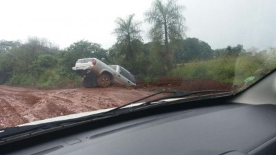 O veículo caiu no barranco no fim de semana (Foto: divulgação/94FM)
