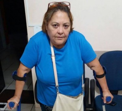 Rosimeire de Souza, de 66 anos, aguarda há cinco anos para colocar uma prótese no joelho (Foto: Karol Chicoski/94FM)