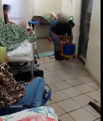 Foto mostra pacientes internados no corredor porque não tem quartos suficientes para atender todos (Foto: divulgação/94FM)