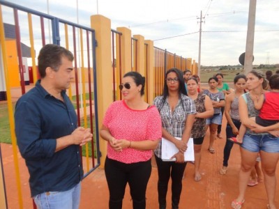 Vereador Marçal Filho conversa com as mães em frente ao Ceim (Foto: reprodução)