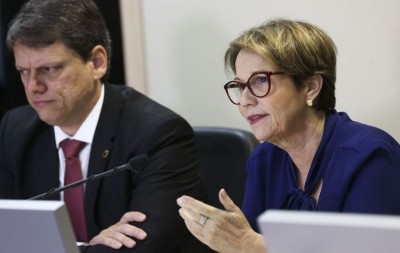 Os ministros Tarcísio Freitas, da Infraestrutura, e Tereza Cristina, da Agricultura  (Foto: Antonio Cruz/ Agência Brasil)