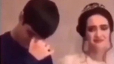 Jovem chora no casamento da irmã, na Chechênia (Foto: Reprodução)
