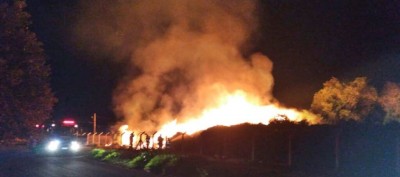 As chamas destruíram todo material que estava no depósito. Foto: divulgação/94FM