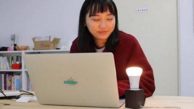 Marina Fujiwara observa lâmpada acender ao fim de mais um relacionamento anunciado no Twitter (Foto: Reprodução/YouTube)