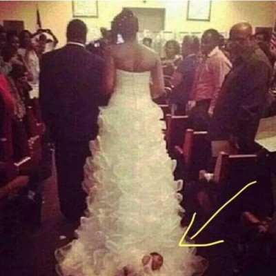 Noiva é criticada por amarrar filha de 1 mês em seu vestido de casamento (Foto: reprodução/Facebook)