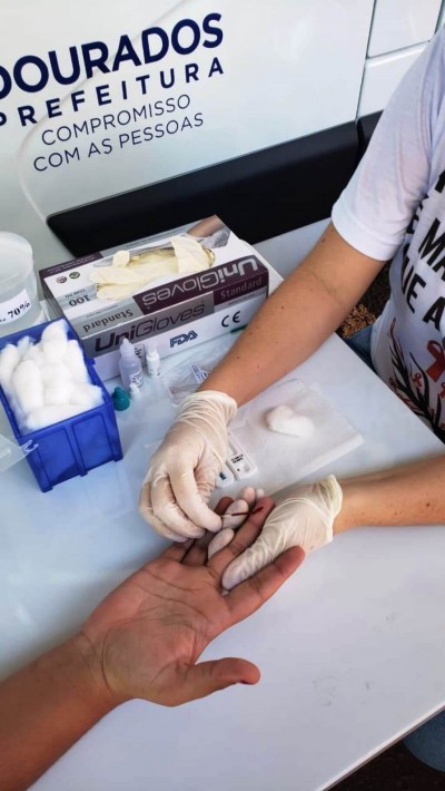 Palestras e testes rápidos de HIV e Sifilis estão sendo realizados, junto com a distribuição de material informativo (Foto: Divulgação)