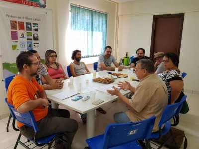 Professor Paulo Custódio em reunião com grupos de pesquisas (Foto: Divulgação/UFGD)