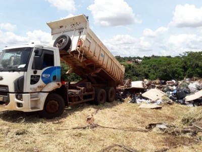 Prefeitura faz campanha para recolher lixo, mas sujeira nos terrenos do próprio município rende multa do CCZ (Foto: Divulgação)