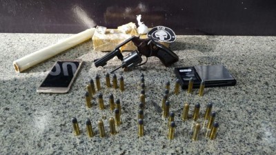 Arma, munições e drogas apreendidas na casa o acusado - Foto: Sidnei Bronka