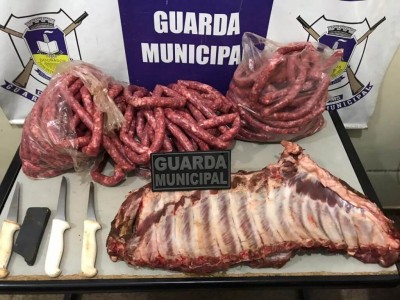 Carnes e facas furtadas do frigorífico - Foto: divulgação/Guarda Municipal