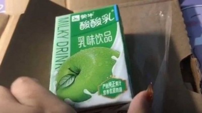 Encomenda frustrada: caixa de leite sabor maçã no lugar de um iPhone 12 - Foto: Reprodução/Weibo