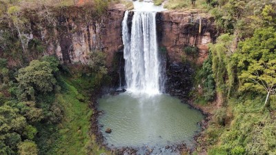 Parque Natural Municipal Salto do Sucuriú é o cartão postal de Costa Rica. Cachoeira tem 67 metros de altura (Foto: Divulgação/Fapec)