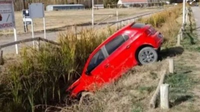 Carro dirigido por motorista embriagado cai em canal na Argentina (Foto: Divulgação/Policía de Neuquén)