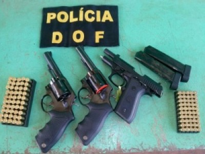 DOF apreende três armas de fogo e munições que seriam levadas para Goiânia