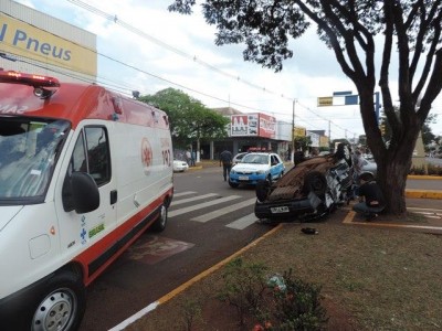Motorista e passageiro escaparam apenas com escoriações apesar da gravidade do acidente (André Bento)