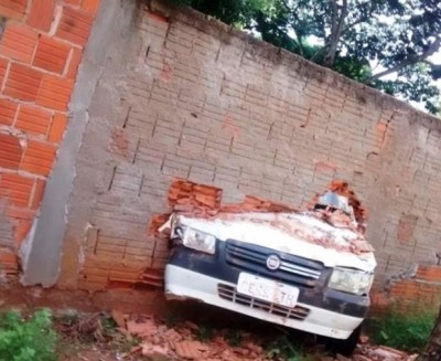 Condutor teria perdido o controle do carro e colidido contra o muro da instituição de ensino (Reprodução/Facebook)