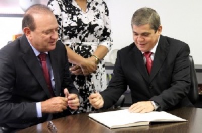 Osmar Jeronymo, durante posse no TCE, ao lado do atual presidente, Waldir Neves (Reprodução)