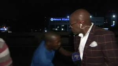 Repórter de TV sul-africana é roubado em frente às câmeras (assista)