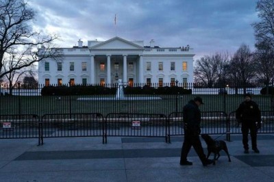 Homens do Serviço Secreto dos EUA em frente à Casa Branca, em Washington (Jonathan Ernst / Reuters)