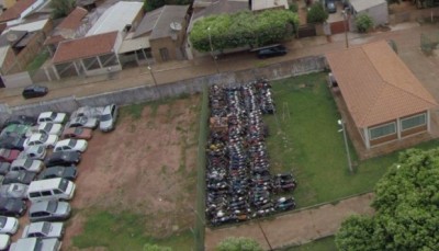 Imagem aérea do estacionamento da unidade do Detran em Nova Andradina (Nova News)
