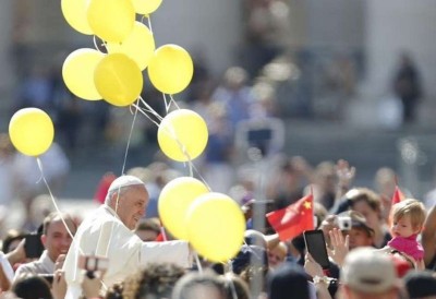 Papa Francisco na Praça de São Pedro, no Vaticano, em 13 de maio (Giampiero Sposito / Reuters)