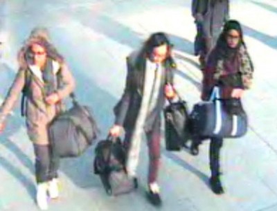 As adolescentes britânicas Amira Abase, Kadiza Sultana e Shamima Begum, no Aeroporto Gatwick (Reprodução)
