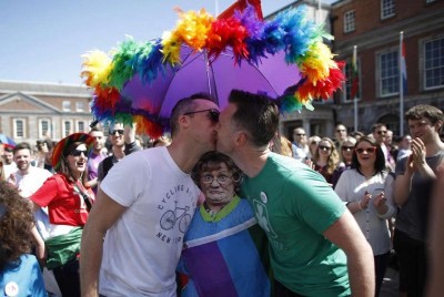 Homens se beijam em comemoração pela aprovação do casamento entre pessoas do mesmo sexo na Irlanda (AP)