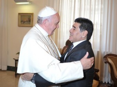 Papa Francisco e Maradona se encontram no Vaticano, o pontífice argentino é apaixonado por esporte (Osservatore Romano/Reuters)