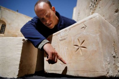 Arqueólogo israelense exibe um antigo caixão recuperado de ladrões (AFP)
