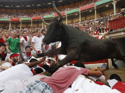 Vaca selvagem pula sobre foliões na arena de touradas de Pamplona, na Espanha, ao fim do segundo dia de corrid... (Joseba Etxaburu/Reuters)
