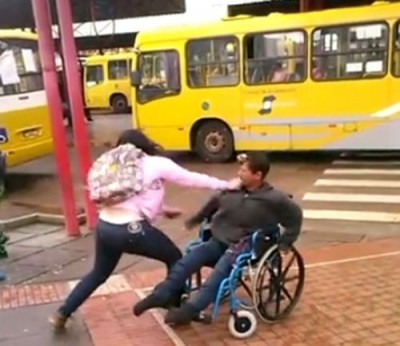 Jovem se irrita e agride cadeirante no Paraná