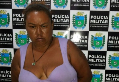 “Boladona” é presa pela PM vendendo droga na feira livre próximo da delegacia em Dourados