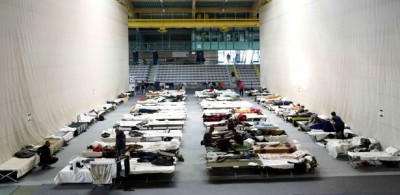 Camas improvisadas aparecem enfileiradas em um abrigo para refugiados em um salão de esportes em Hanau, na Ale... (Kai Pfaffenbach/ Reuters)