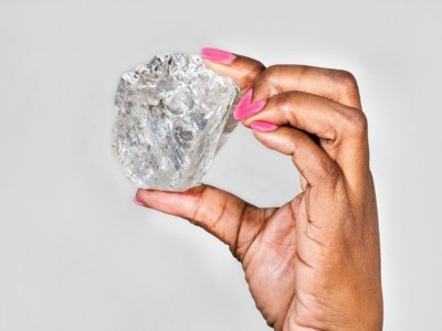 O maior diamante descoberto em um século, pesando 1.111 quilates, foi extraído em Botswana (Lucien Comen/Lucara Diamond Corp)