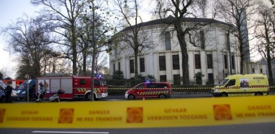 Integrantes da polícia e do Corpo de Bombeiros fazem operação na Grande Mesquita de Bruxelas, onde foram encon... (Virginia Mayo/AP)