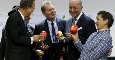 O ministro das Relações Exteriores da França e presidente da COP-21, Laurent Fabius (segundo à dir.), o secret... (Stephane Mahe/Reuters)
