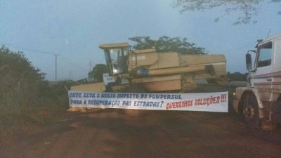 Moradores bloqueiam rodovia esburacada ((Foto: Divulgação WhatsApp 94 FM))
