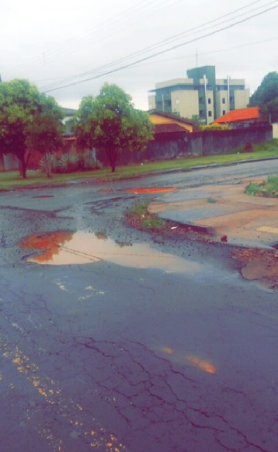 Buracos na Rua Onofre Pereira de Matos ficam cada vez maiores sem que a prefeitura faça a recuperação (Reprodução/Facebook)