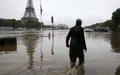 Vista da Torre Eiffel a partir do Sena, que transbordou com o maior temporal das últimas décadas (Pascal Rossignol/Reuters - 02.06.16)